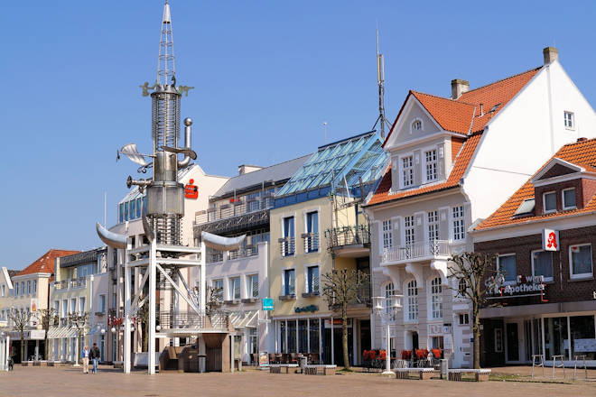 Auricher Marktplatz mit Sous-Turm