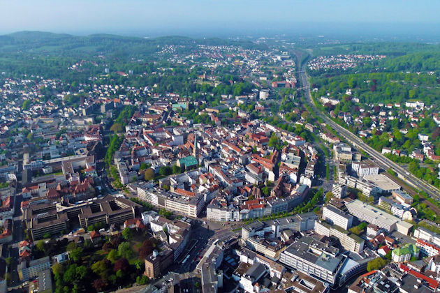 Bielefeld aus der Vogelperspektive: Deutlich sichtbar die Hufeisenform der Altstadt.
