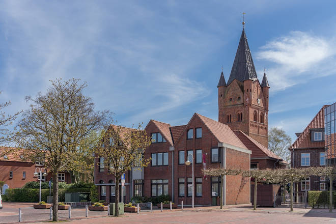 Albert-Post-Platz mit St. Petri-Kirche in Westerstede